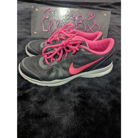 EUC Nike Shoes Black Pink 8 - Picture 2 of 5